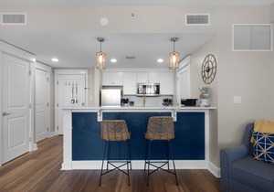 Enjoy This Elegant Coastal Condo:, King-Suite,Full kitchen,Pool, Hot Tub,Balcony