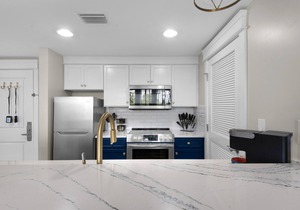 Enjoy This Elegant Coastal Condo:, King-Suite,Full kitchen,Pool, Hot Tub,Balcony