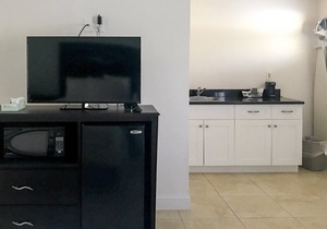 Everglades City Motel - Queen Room, 2 Beds, Kitchenette