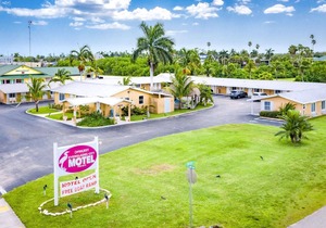 Everglades City Motel - Queen Room, 2 Beds, Kitchenette