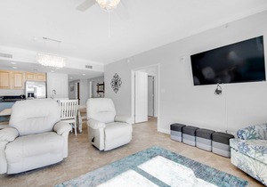 🌞Fab Views-BeachFRONT-Balcony-Grandview East 304🌞