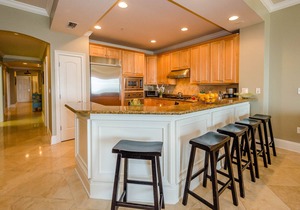 Fall Stays Available! Gulf Front Luxury Condo! Quick access to the beach and pools!