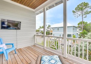 Family-Friendly Santa Rosa Home Walk to Beach!