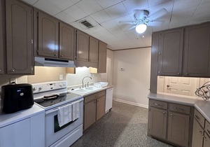 Family Ready: POOL :3BR/2BA Beach Cottage: Less than a block from Beach: WIFI