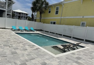Family Ready: POOL :3BR/2BA Beach Cottage: Less than a block from Beach: WIFI