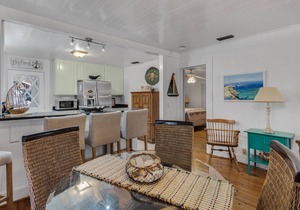 Feeling Beachy Cottage, Sleeps 6, Steps away from the beach!