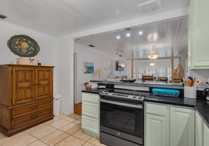 Feeling Beachy Cottage, Sleeps 6, Steps away from the beach!