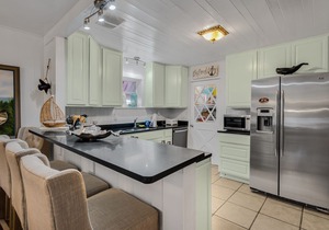 Feeling Beachy Cottage, Sleeps 6, Steps away from the beach!