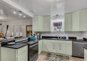Feeling Beachy Cottage, Sleeps 6, Steps away from the beach!