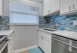 GORGEOUS Bonita Beach, New Remodeled Condo, Ground Floor, 1 Min Walk to Beach, Free WiFi & Parking!