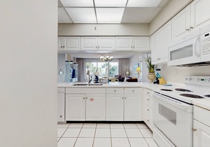 Gorgeous condo with lagoon pool, hot tub, beach access & pickleball