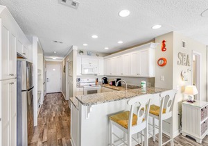 Gorgeous, waterfront condo w/a shared pool, hot tub, & beach access