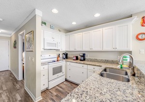 Gorgeous, waterfront condo w/a shared pool, hot tub, & beach access
