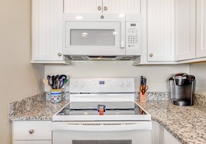 Gorgeous, waterfront condo w/a shared pool, hot tub, & beach access