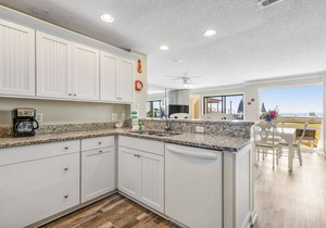 Gorgeous, waterfront condo w/a shared pool, hot tub, & beach access
