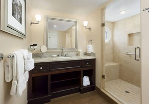 Great for Family Trips! 2 Modern Units, Pool, Restaurant, Near Jackson Square!