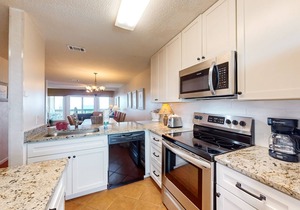 Gulf-facing getaway on the beach w/balcony view & shared pool