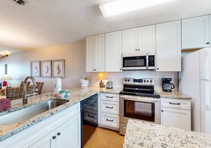 Gulf-facing getaway on the beach w/balcony view & shared pool