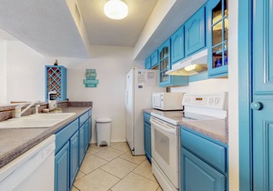 Gulf-front condo w/view, 3 resort pools, tennis & 1,500 ft of resort beachfront