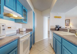 Gulf-front condo w/view, 3 resort pools, tennis & 1,500 ft of resort beachfront