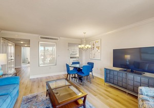 Gulf-front condo with a pool, a hot tub, central AC, WiFi & on-site restaurants