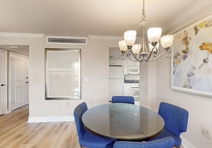 Gulf-front condo with a pool, a hot tub, central AC, WiFi & on-site restaurants
