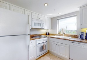 Gulf-front condo with a pool, a hot tub, central AC, WiFi & on-site restaurants