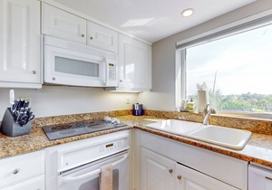 Gulf-front condo with a pool, a hot tub, central AC, WiFi & on-site restaurants