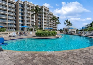 Gulf-front condo with pool, hot tub, & central AC - snowbird-friendly