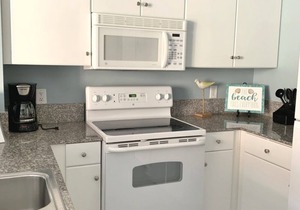 Gulf Front Getaway Great View of Pool & Beach From Balcony With Reserve Parking
