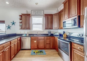 Gulf-view condo with beach across the street, balcony, AC, washer/dryer, & WiFi