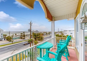 Gulf-view condo with beach across the street, balcony, AC, washer/dryer, & WiFi