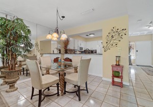 Heart of Destin, gated beach access, community pool, Harbor community- Sleeps 7