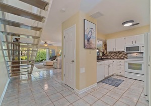 Heart of Destin, gated beach access, community pool, Harbor community- Sleeps 7
