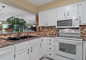 Heart of Destin, gated beach access, community pool, Harbor community- Sleeps 7