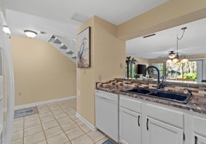 Heart of Destin, gated beach access, community pool, Harbor community- Sleeps 7