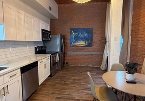Historic Downtown Hardwood Apartment 2 Minute Walk to French Quarter -3B