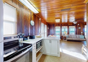 Large, snowbird friendly beachfront home with fast WiFi - steps to sand