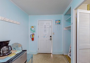 Large, snowbird friendly beachfront home with fast WiFi - steps to sand