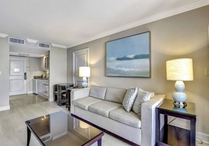Lavish beachfront condo w/rooftop pool/spa/gym
