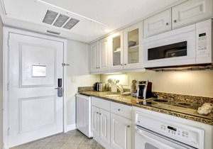 Lavish beachfront condo w/rooftop pool/spa/gym