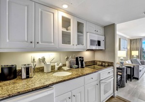 Lavish beachfront condo w/rooftop pool/spa/gym