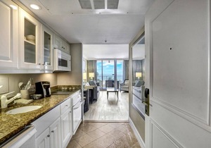 Lavish beachfront condo w/rooftop pool/spa/gym