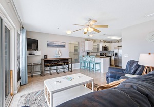 Lovely condo with shared pool, washer/dryer, high-speed WiFi, and central AC