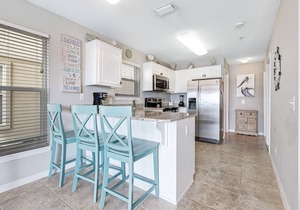 Lovely condo with shared pool, washer/dryer, high-speed WiFi, and central AC