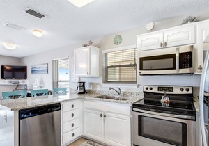 Lovely condo with shared pool, washer/dryer, high-speed WiFi, and central AC