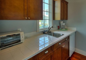 Moreland Carriage House - Close to Beach & Playground! Free Bikes/Fitness/Tennis