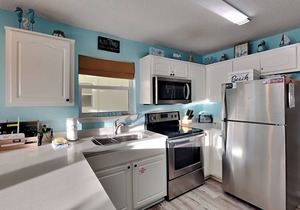 Navarre Condo with Bay Views | Community Pool | Just Steps to the Beach