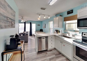 Navarre Condo with Bay Views | Community Pool | Just Steps to the Beach