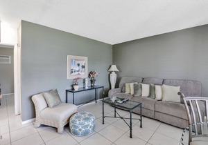 Perfectly located condo, a brief walk from beach & restaurants
